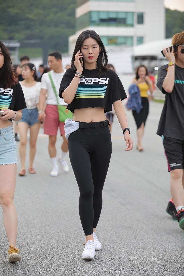 街拍精选 2356期 白色热裤短靴大长腿