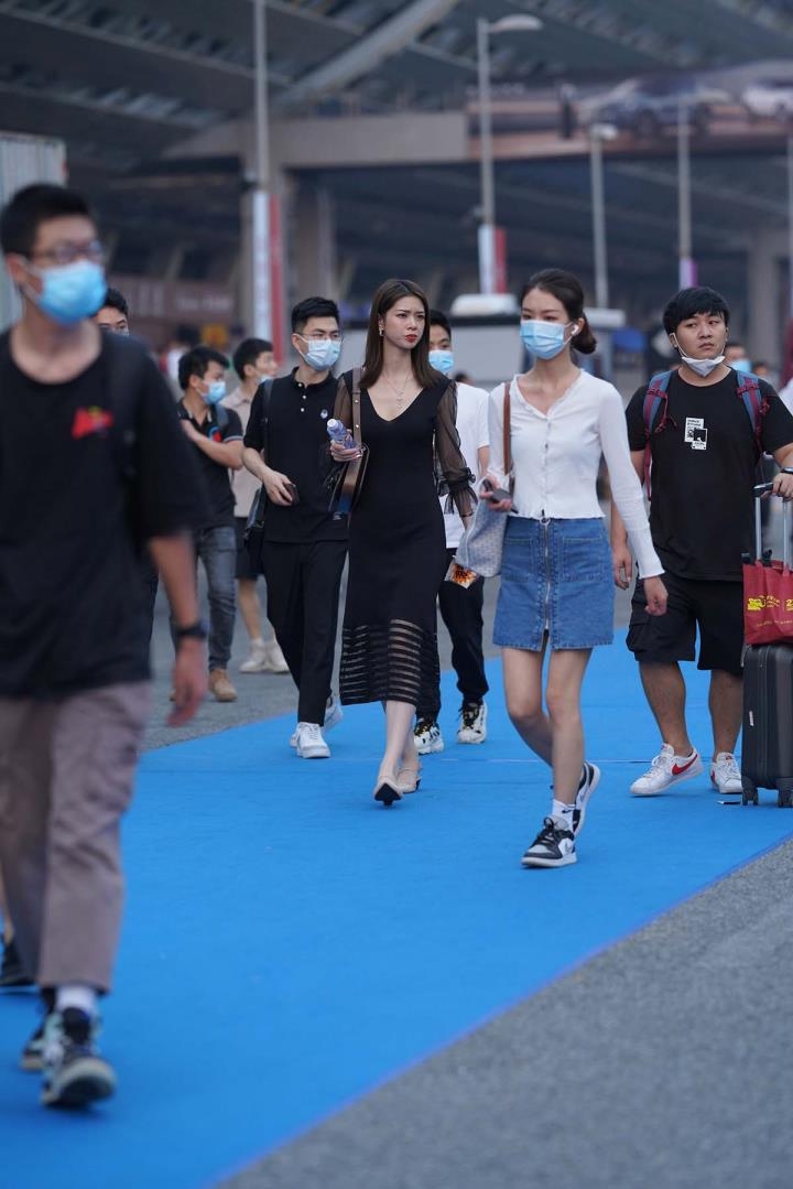 街拍精选 2437期 黑色长裙蕾丝